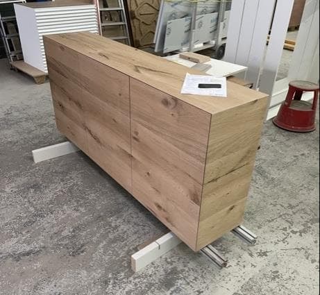Sideboard in massiver Eiche in der Werkstatt